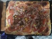 Una foto de pizza con choclo