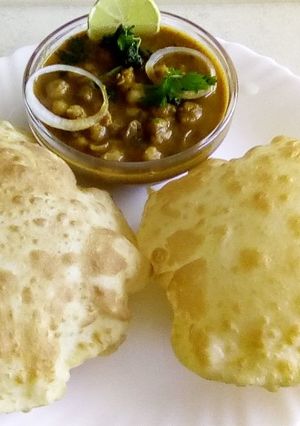 A picture of Maida poori with chole.