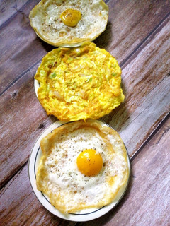 A picture of Fluffy omelet and half fry.