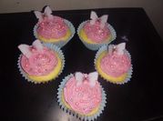 Una foto de buttercream cupcakes