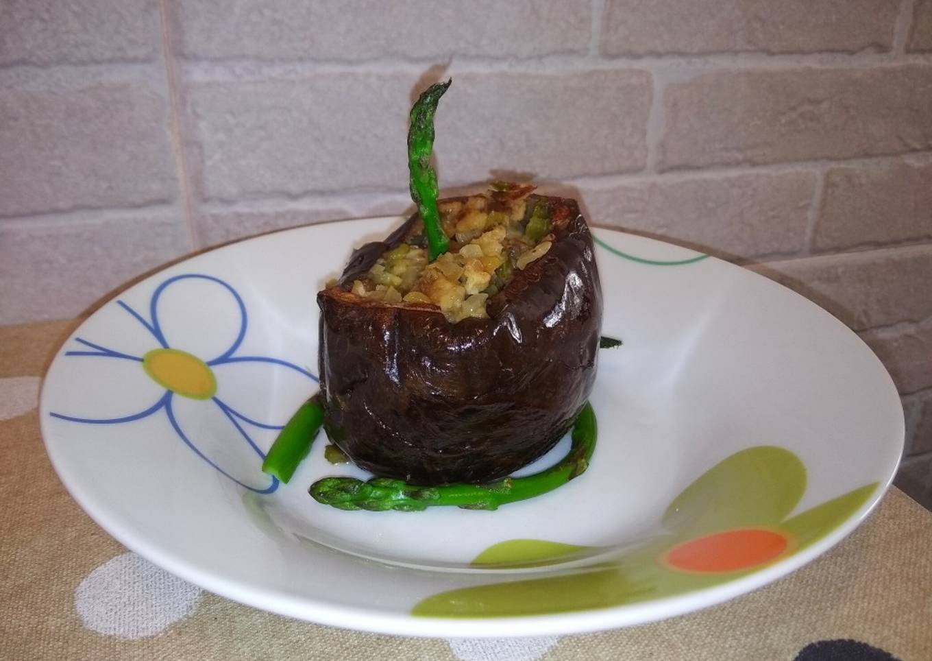 Berenjena rellena de soja texturizada y mango