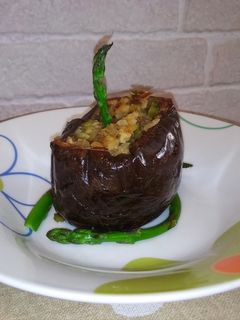 Una foto de Berenjena rellena de soja texturizada y mango