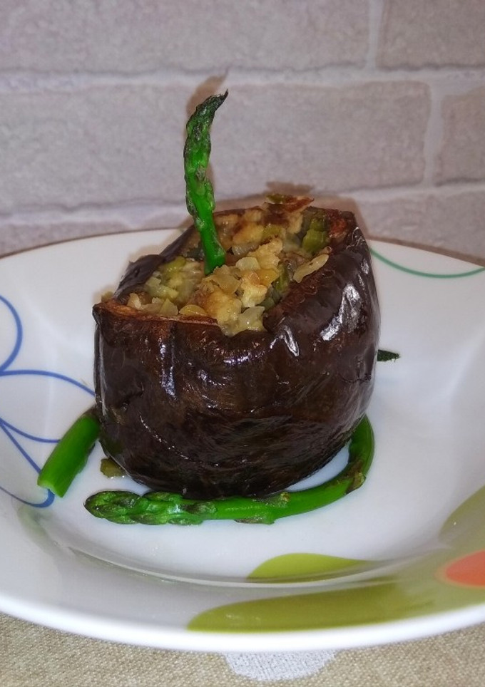 Una foto de Berenjena rellena de soja texturizada y mango