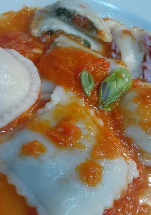 Una foto de Ravioles relleno de espinaca y chorizo de cerdo