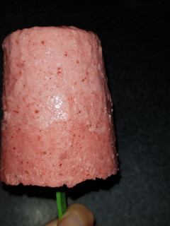 Una foto de Helado de frutilla en palitos