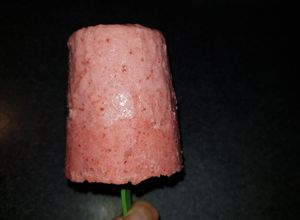 Una foto de Helado de frutilla en palitos