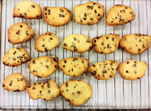 Hình của món Vào bếp cùng con: Bánh quy bơ chocolate chip giòn, xốp, béo, ngọt vừa.