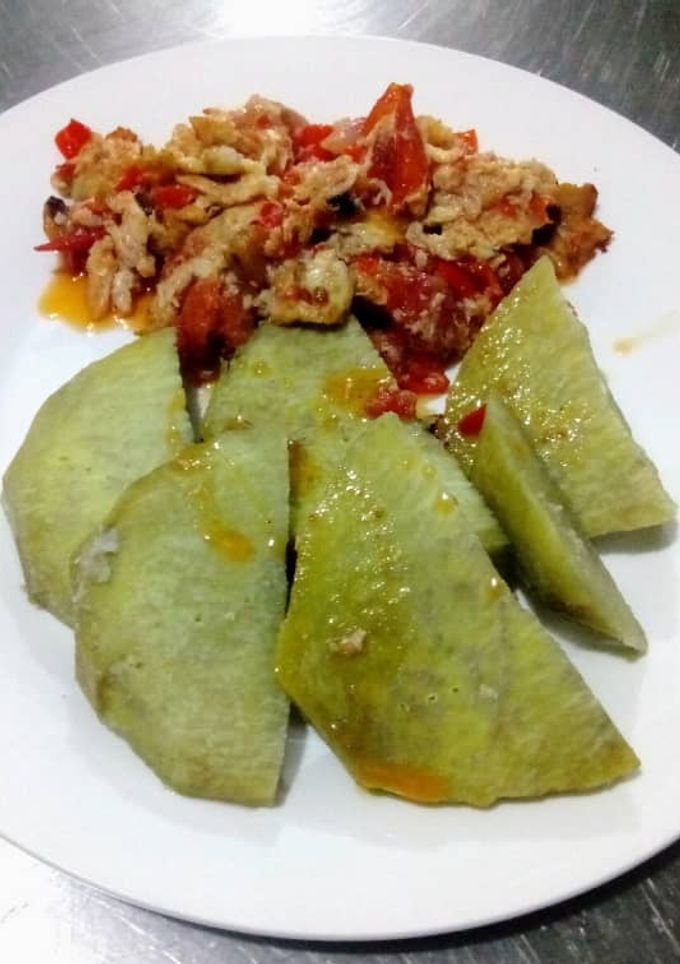 A picture of Boiled Yam and Egg sauce.
