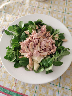 Una foto de Ensalada de queso, atún y cacahuetes