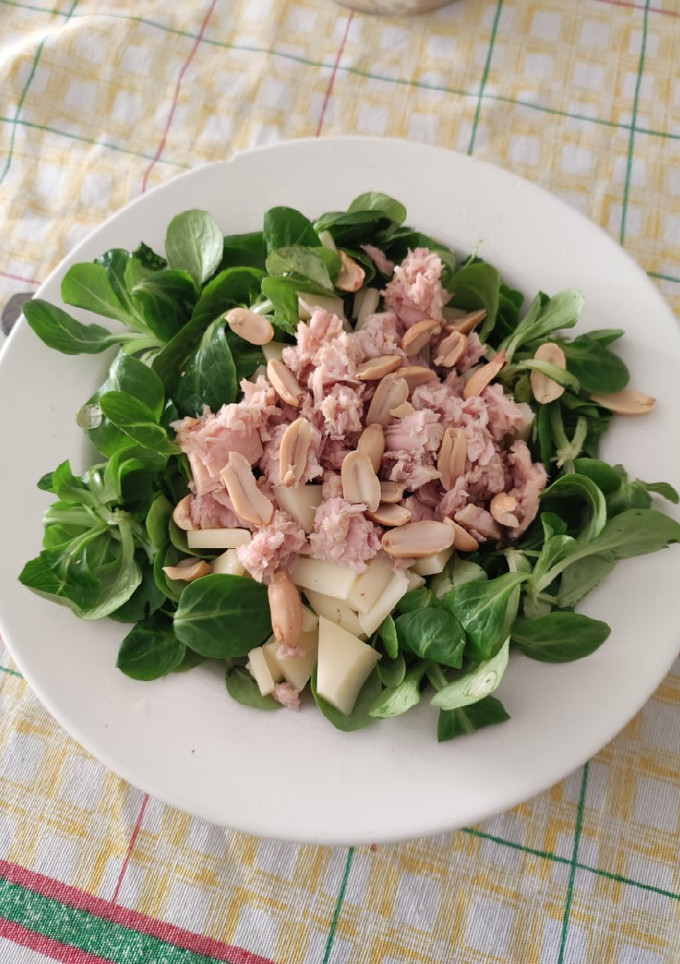Una foto de Ensalada de queso, atún y cacahuetes