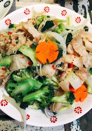 Hình của món Thịt ba chỉ xào rau thập cẩm.
