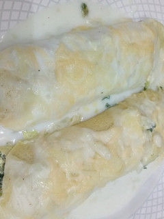 Una foto de Canelones de verdura y salsa blanca