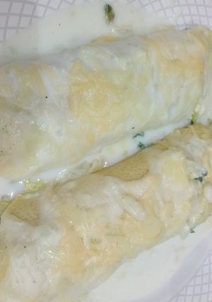 Una foto de Canelones de verdura y salsa blanca