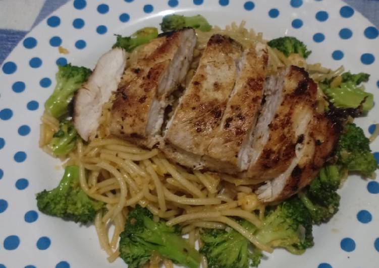 Spageti aglio olio with brokoli and grill chicken