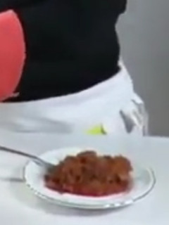 Una foto de Chicharrón prensado en chile guajillo