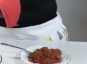 Una foto de Chicharrón prensado en chile guajillo