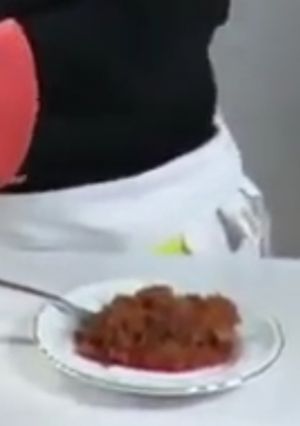 Una foto de Chicharrón prensado en chile guajillo