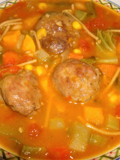 Una foto de Minestrón con albóndigas