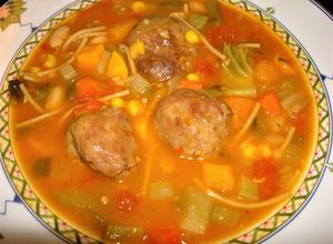 Una foto de Minestrón con albóndigas