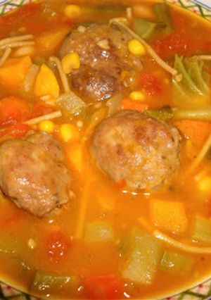 Una foto de Minestrón con albóndigas