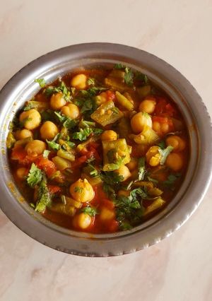 તુરીયા કાબુલી ચણા નું શાક(Turai kabuli chana nu Shak recipe in Gujarati) રેસીપી મુખ્ય ફોટો