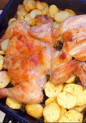Una foto de Pollo con papas al horno! 🍗😋🍷