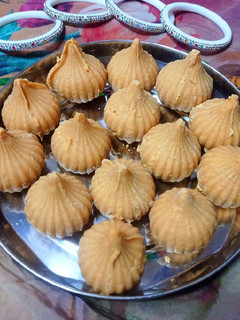 मावा मोदक(mawa modak recipe in hindi) रेसिपी मुख्य फोटो