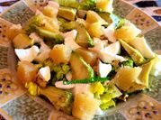 Una foto de ensalada membrillo