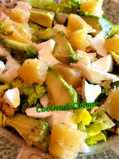 Una foto de Ensalada con aguacate, queso fresco y membrillo