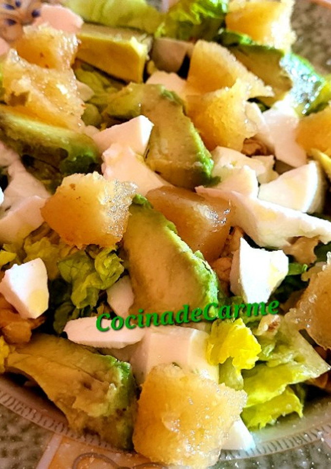 Una foto de Ensalada con aguacate, queso fresco y membrillo