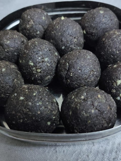 கேழ்வரகு கார்த்திகை உருண்டை (Kelvaragu kaarthigai urundai recipe in tamil) செய்முறை முக்கிய புகைப்படம்