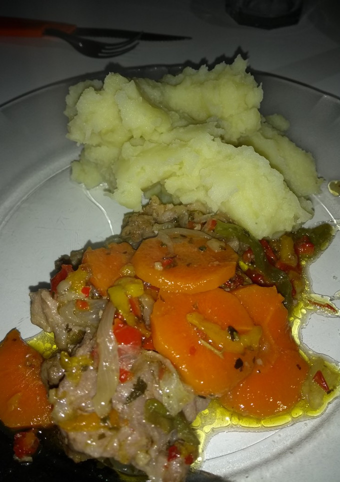 Una foto de Bondiola con vegetales salteados y puré de papas