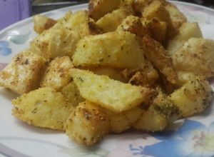Una foto de Papas al horno crocantes rebozadas con polenta🍠🌽