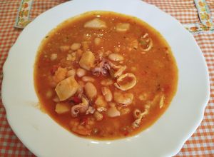 Una foto de Alubias con calamar, gambas, langostinos y choco