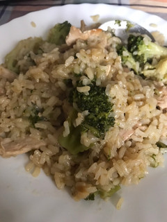 Una foto de Arroz con pollo y brócoli