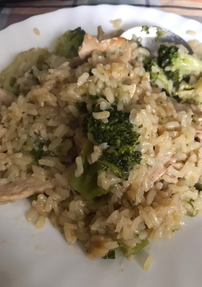 Una foto de Arroz con pollo y brócoli