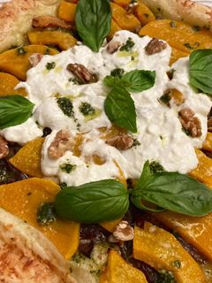 Una foto de Galette de calabaza, pesto y burrata