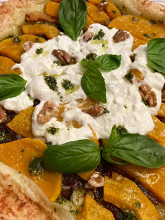 Una foto de Galette de calabaza, pesto y burrata