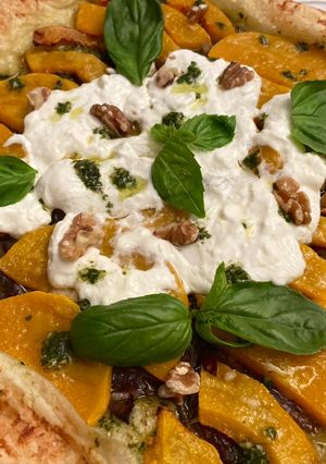 Una foto de Galette de calabaza, pesto y burrata