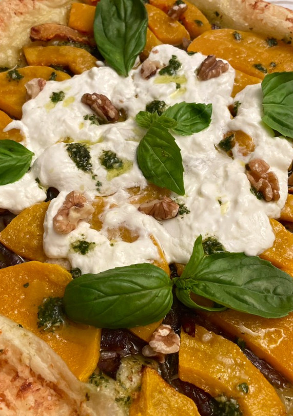 Una foto de Galette de calabaza, pesto y burrata