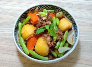 Hình của món Nikujaga - Thịt bò hầm khoai tây.