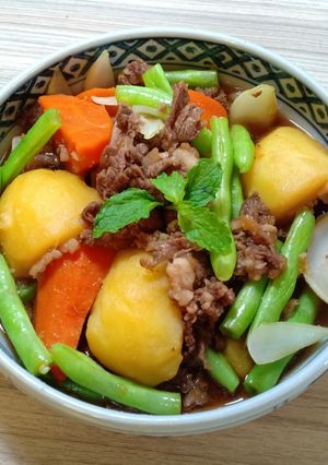 Hình của món Nikujaga - Thịt bò hầm khoai tây.