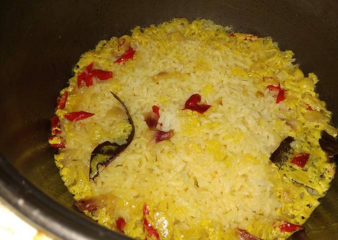 Nasi uduk kuning simpel magicom foto resep utama