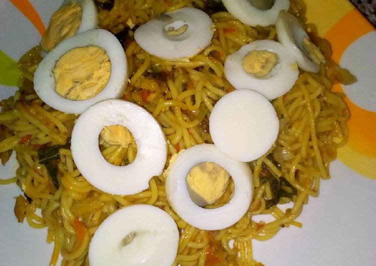 Spaghetti joloff with boiled egg