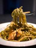 Linguine mit Avocado Limetten Salsa und Lachs