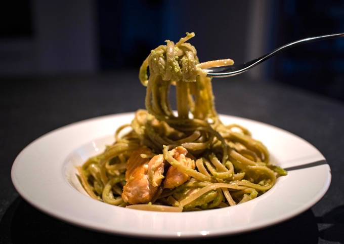 Linguine mit Avocado Limetten Salsa und Lachs