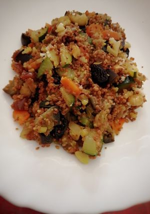 Una foto de Cus-cus integral con verduras