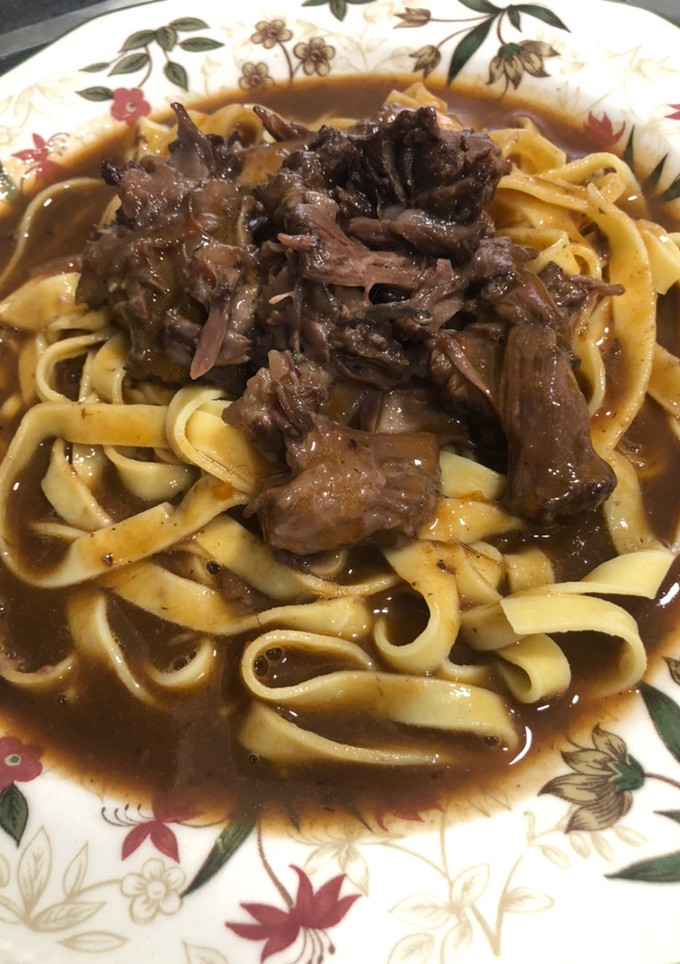 Una foto de Pasta fresca con rabo de toro