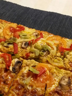 Una foto de Pizza de atún y vegetales