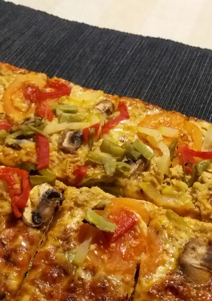 Una foto de Pizza de atún y vegetales